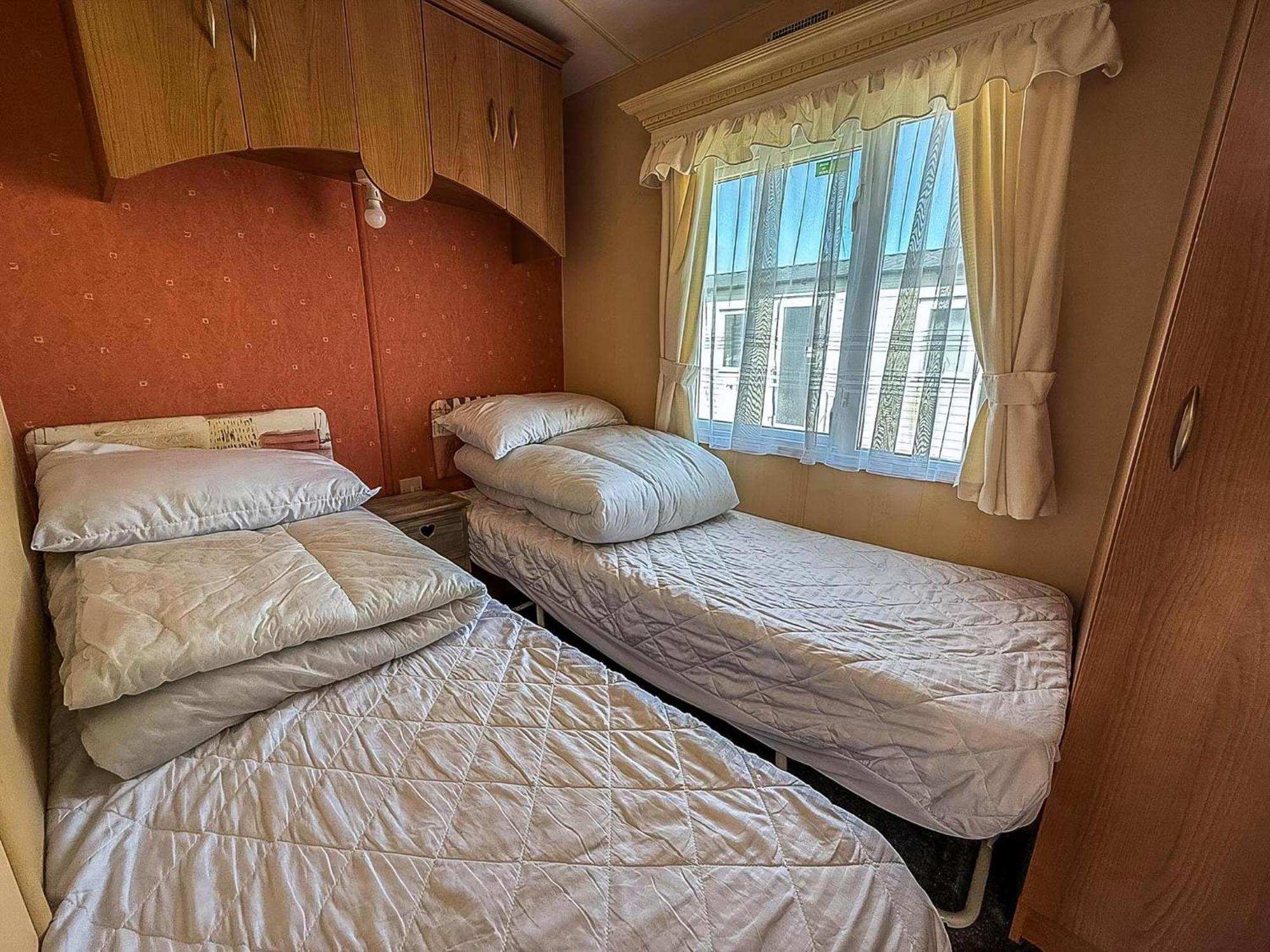 Superb Caravan By The Seaside In Kessingland, Suffolk Ref 90040Sg Benacre Extérieur photo